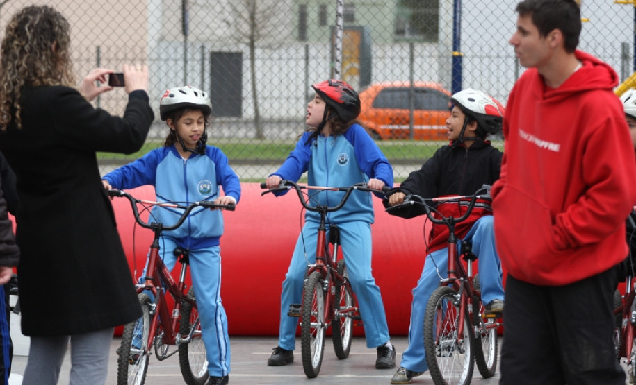 Métodos pedagógicos em espaço cenográfico garantem diversão e valores para estudantes do 1º ao 5º ano do ensino fundamental.