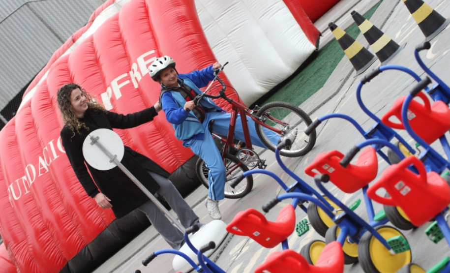 Métodos pedagógicos em espaço cenográfico garantem diversão e valores para estudantes do 1º ao 5º ano do ensino fundamental.