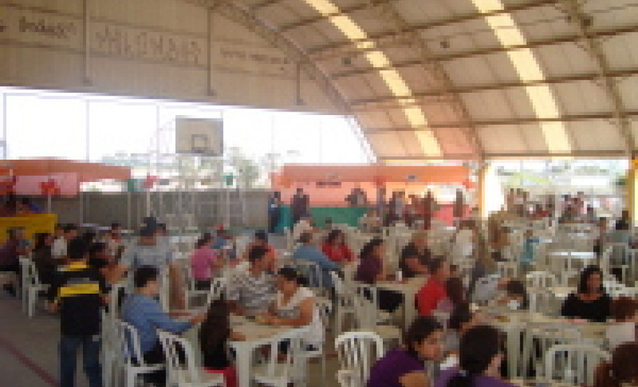 Evento no Colégio Estadual Zumbi dos Palmares, em Colombo, reuniu alunos, pais e professores em momento de integração.