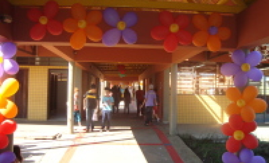 Evento no Colégio Estadual Zumbi dos Palmares, em Colombo, reuniu alunos, pais e professores em momento de integração.