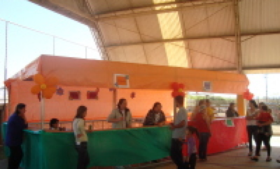 Evento no Colégio Estadual Zumbi dos Palmares, em Colombo, reuniu alunos, pais e professores em momento de integração.