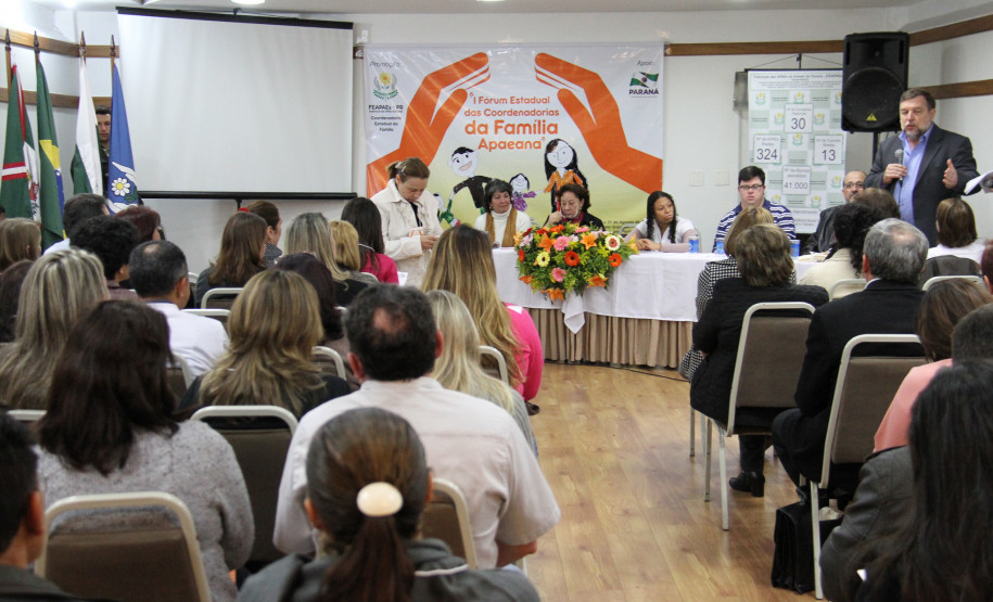 O encontro envolve famílias, escolas e secretarias de Estado para discutir políticas públicas que promovam a qualidade de vida das pessoas com deficiência intelectual e múltipla.