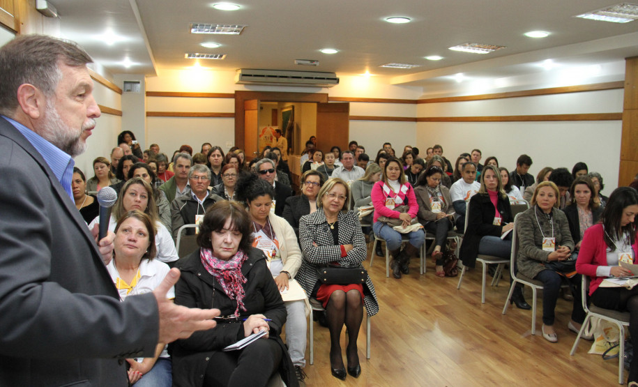 O encontro envolve famílias, escolas e secretarias de Estado para discutir políticas públicas que promovam a qualidade de vida das pessoas com deficiência intelectual e múltipla.