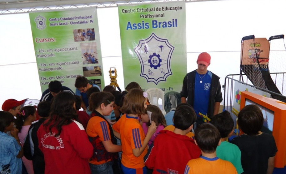 Participação em palestras, eventos e cursos serve para aprimorar conhecimentos adquiridos em sala de aula. A escola participou do “Paraná em Ação - mutirão da cidadania - benefícios para toda a família” que aconteceu em Clevelândia entre os dias 24 a 26 de agosto.