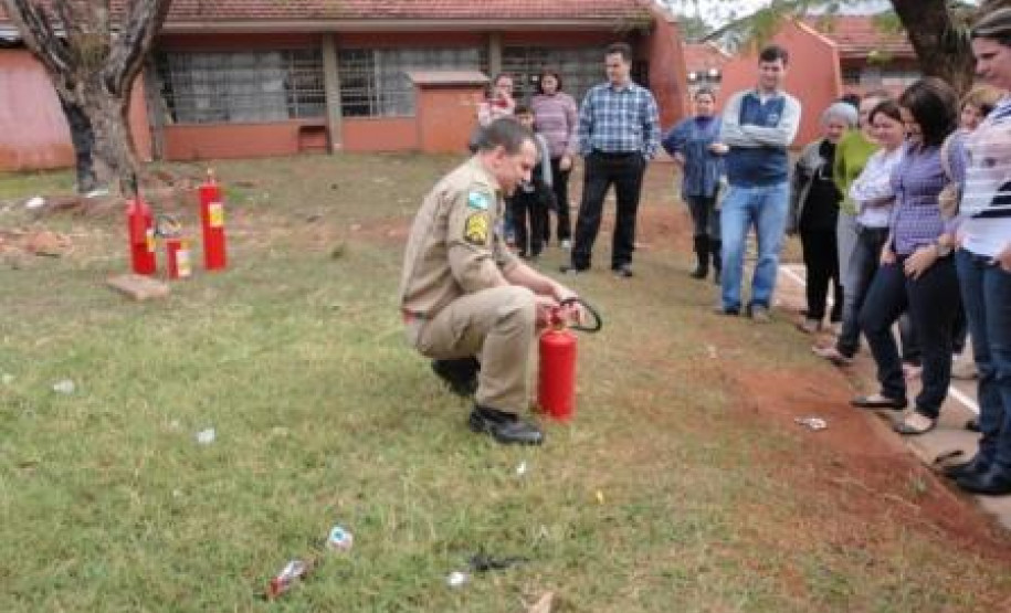 NRE Cianorte recebe programa Brigada Escolar Até o fim do ano todas as 2,2 mil escolas da rede estadual receberão a capacitação. Estão previstos investimentos de R$ 15 milhões em adequações das escolas.