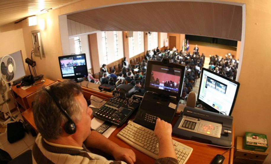 " Como aproveitar melhor seus estudos" é o tema da web conferência que o professor Luciano Steyer faz nesta quarta-feira (05/09) no Colégio Estadual Sagrada Família em Campo Largo.