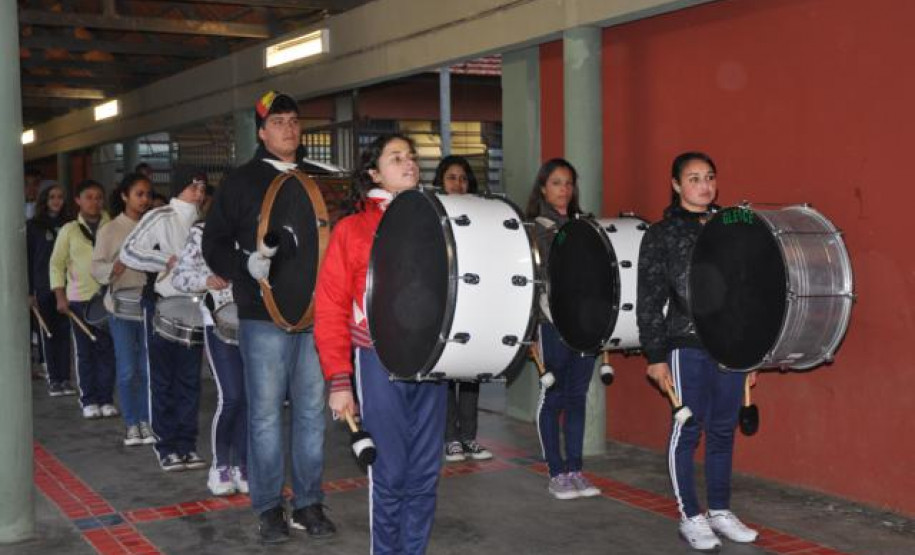 Alunos do Colégio Estadual Aníbal Khury Neto duratne ensaio da fanfarra.