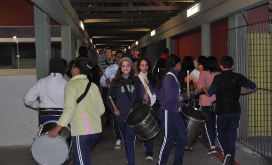 Alunos do Colégio Estadual Aníbal Khury Neto duratne ensaio da fanfarra.
