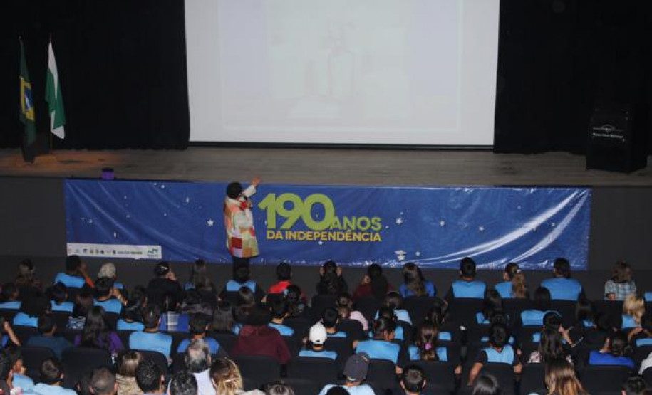 Cerca de 2 mil estudantes participaram da palestra “Ser feliz faz bem", e das apresentações culturais da Biblioteca Pública do Paraná no Museu Oscar Niemayer (MON), em Curitiba.