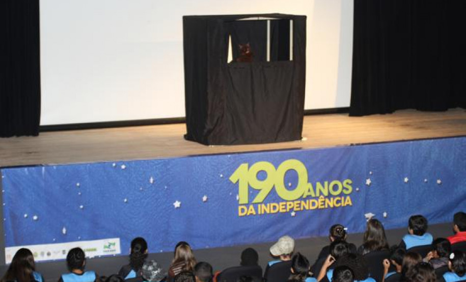 Cerca de 2 mil estudantes participaram da palestra “Ser feliz faz bem", e das apresentações culturais da Biblioteca Pública do Paraná no Museu Oscar Niemayer (MON), em Curitiba.