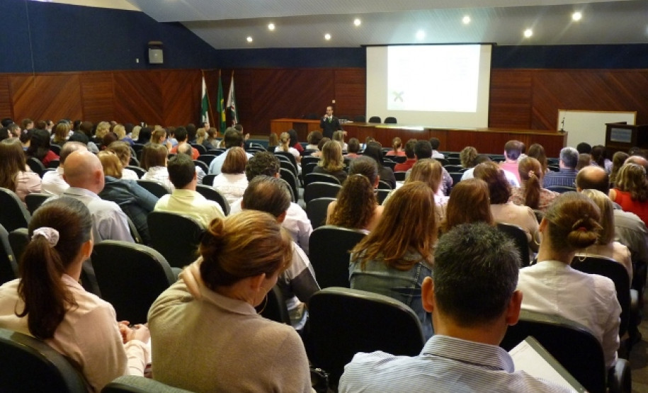 Em Toledo, evento semelhante realizado nessa quarta-feira (04) contou com a participação de 200 pessoas. De acordo com o promotor de Justiça Hugo Evo Urbano, participação dos profissionais da educação no movimento é fundamental.