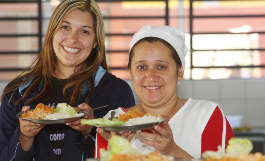 Cooperativas e associações terão 30 dias para confeccionar propostas para venda de produtos para merenda escolar. Valor é dez vezes maior do que aplicado em 2010. Paraná foi o primeiro Estado do País a conseguir viabilizar aquisição de gêneros alimentícios da agricultura familiar.