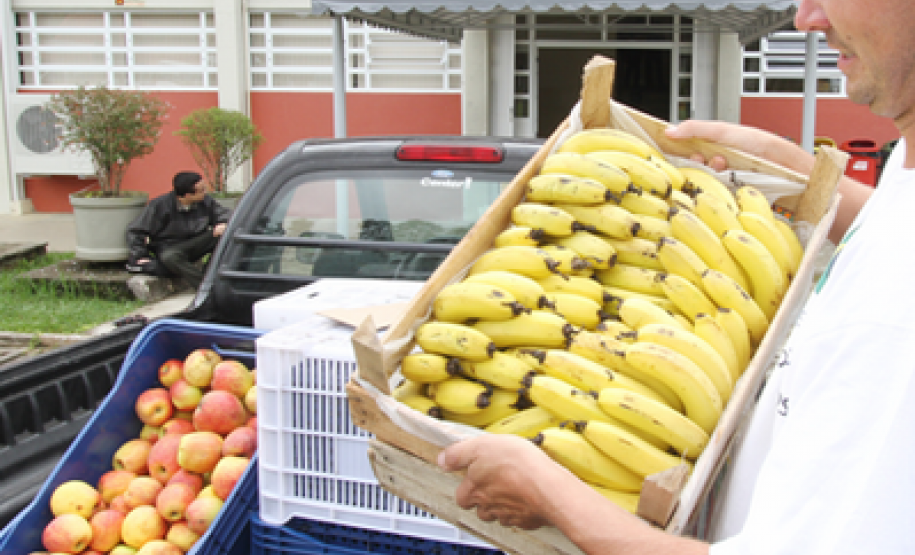 Cooperativas e associações terão 30 dias para confeccionar propostas para venda de produtos para merenda escolar. Valor é dez vezes maior do que aplicado em 2010. Paraná foi o primeiro Estado do País a conseguir viabilizar aquisição de gêneros alimentícios da agricultura familiar.