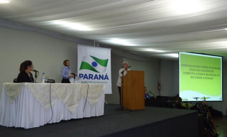 Abertura do Simpósio Ensino Médio Integrado Eixos Tecnológicos na última segunda-feira (10) em Foz do Iguaçu.
