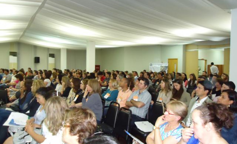 Abertura do Simpósio Ensino Médio Integrado Eixos Tecnológicos na última segunda-feira (10) em Foz do Iguaçu.