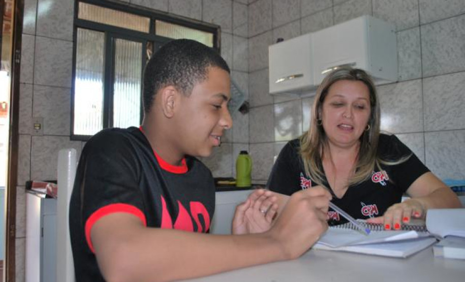 João Paulo recebe acompanhamento de professores do Serviço de Atendimento à Rede de Escolarização Hospitalar enquanto recupera saúde.