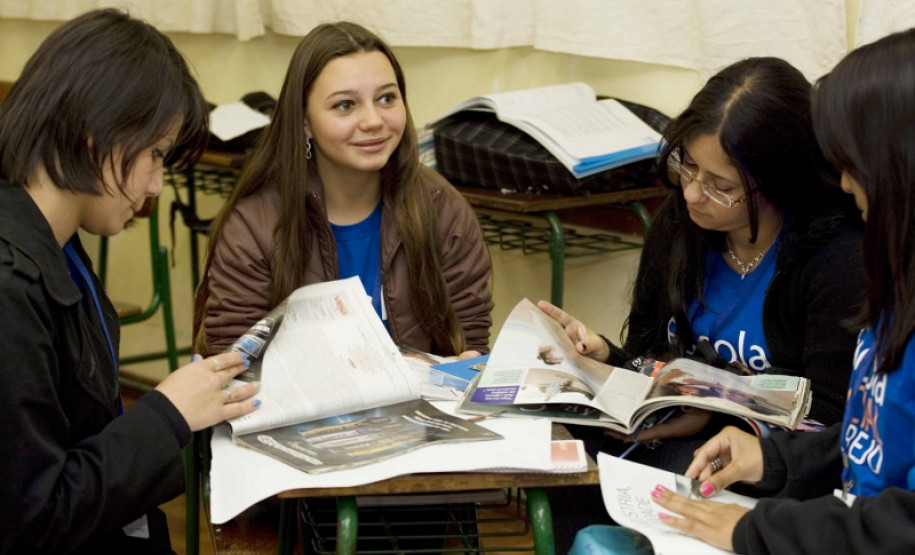 Estudantes de cinco escolas estaduais do bairro Boqueirão, em Curitiba, estão participando do curso Liderança no Varejo. Os 40 jovens, com idades entre 16 e 20 anos, cursam o ensino médio pela manhã ou à noite e, durante a tarde, frequentam o curso, que aborda desenvolvimento pessoal e social, tecnologia da informação, comunicação e relações de varejo.