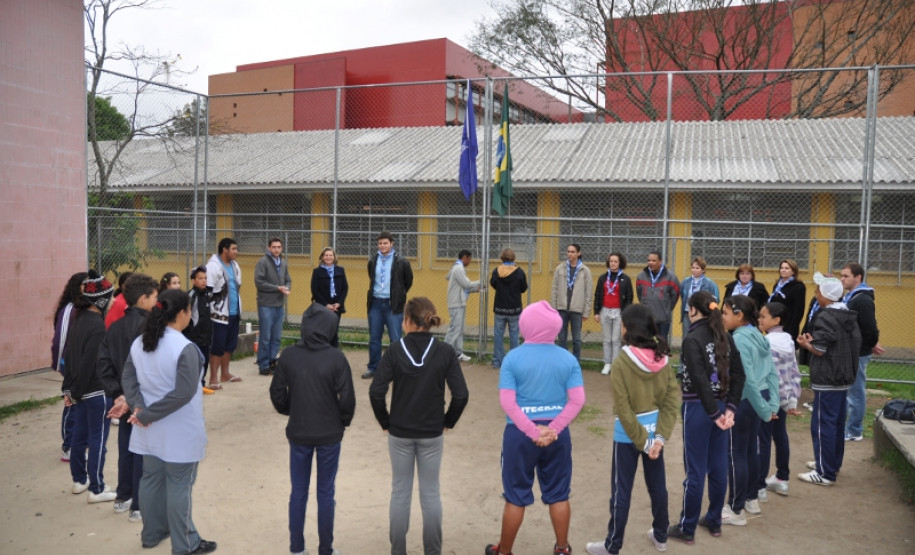 Alunos da 6ª série do Colégio Estadual Manoel Ribas, em Curitiba, são os primeiros estudantes incluídos no Programa Escotismo na Escola.