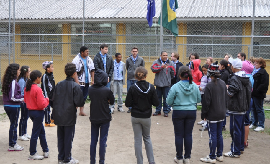 Alunos da 6ª série do Colégio Estadual Manoel Ribas, em Curitiba, são os primeiros estudantes incluídos no Programa Escotismo na Escola.