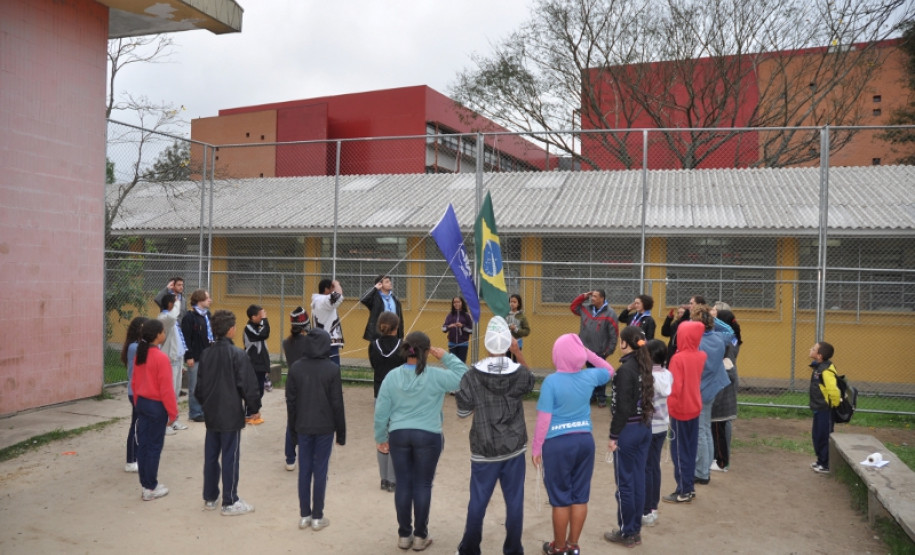 Alunos da 6ª série do Colégio Estadual Manoel Ribas, em Curitiba, são os primeiros estudantes incluídos no Programa Escotismo na Escola.