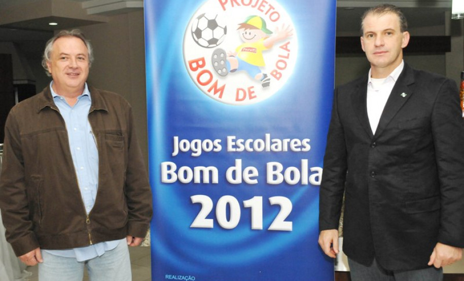 Jair Libardoni, coordenador do Bom de Bola e o secretário do esporte Evandro Roman.