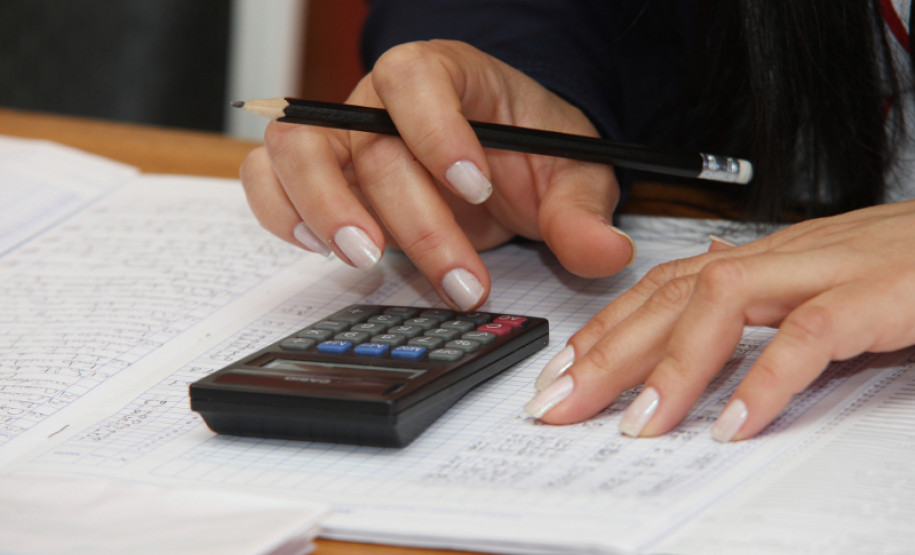 O investimento em professores e funcionários é uma das ações constantes da atual gestão. A Secretaria de Estado da Educação (SEED) realiza outros investimentos que beneficiam a comunidade escolar, entre eles a implantação das resoluções que reduzem o número de alunos por turmas e o novo porte das escolas.