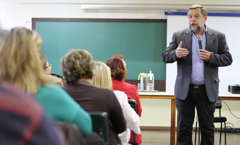 Neste pagamento serão atendidos 8.728 professores, incluindo aqueles que concluíram o Programa de Desenvolvimento Educacional (PDE), com direito a receber as promoções. Conforme legislação, o direito a progressão dos docentes ocorre no mês de outubro, quando também será implantado outro valor referente a este avanço.