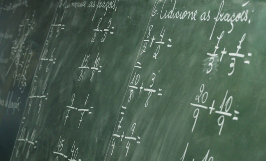 Para os 2.786 funcionários das escolas estaduais, entre eles secretários, técnicos administrativos, merendeiras e serviços gerais, vão ser pagos valores referentes às promoções concedidas quando o funcionário concluiu formação de acordo com os requisitos estipulados no Plano de Carreira do Quadro de Funcionários da Educação Básica (QFEB) e as progressões, relativas aos cursos realizados e também pela avaliação de desempenho.