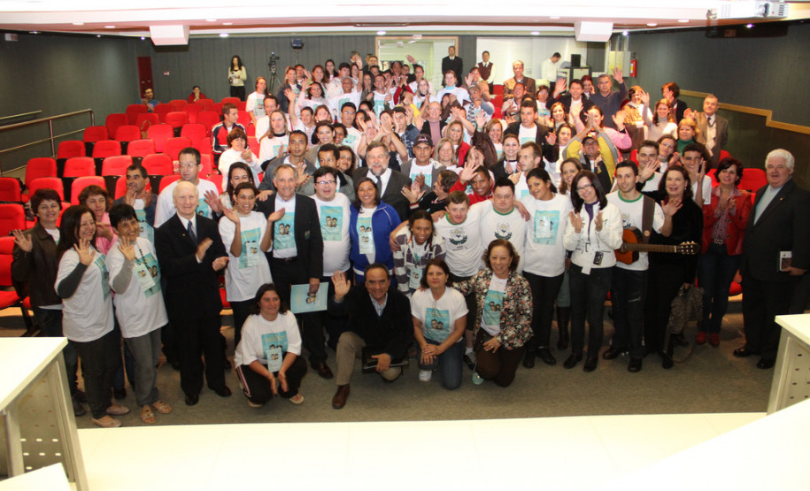 Grupo recebido pelo vice-governador Flávio Arns propõe ações nas áreas de educação, saúde, assistência e trabalho. Recentemente, os alunos das escolas especiais foram inseridos em todos os programas e políticas públicas da Seed.