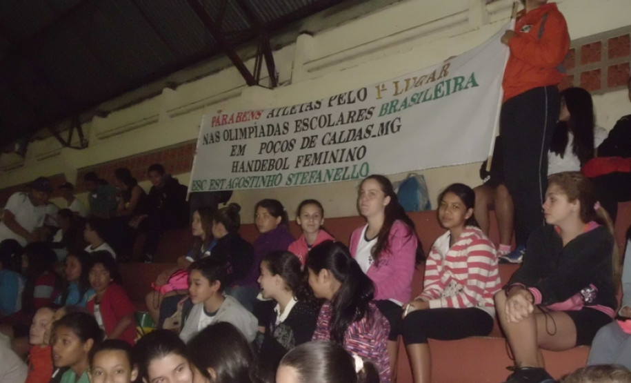 Homenagem da Escola Estadual Agostinho Stefanello à equipe de Handebol Feminino, medalha de ouro na terceira divisão das Olimpíadas Escolares 2012, para alunos com idade entre 12 e 14 anos.