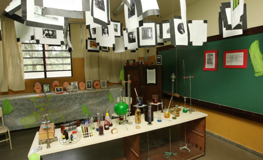 Mais de mil alunos realizaram diferentes atividades para comemorar o fim da semana cultural e o aniversário da escola.