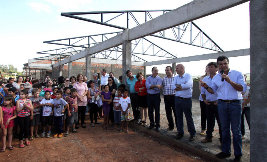 O governador Beto Richa visita as obras de escola municipal em São José da Boa Vista.