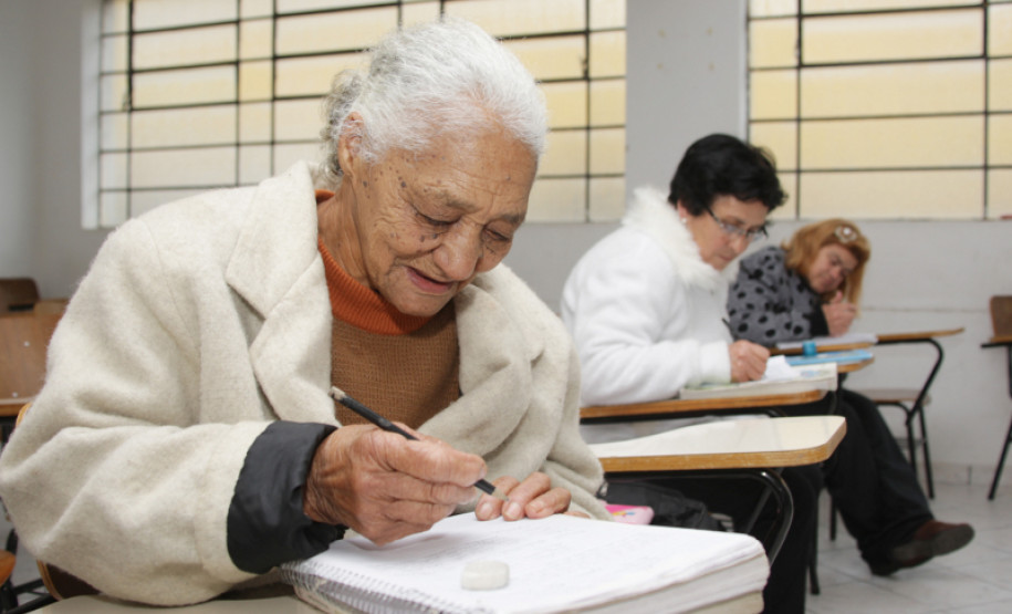 Dona Joaquina aprendeu a ler aos 80 anos de idade. Foto de acervo.
