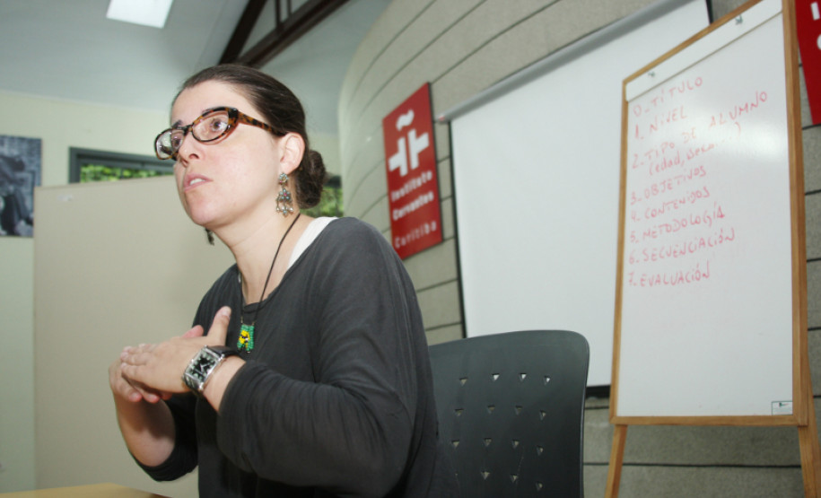 O curso teve como tema ‘O caminho de Santiago’, como recurso didático da disciplina. A capacitação começou na segunda-feira (17) e teve duração de 20 horas. “Com esse método, os alunos aprendem de forma mais eficiente e isso vai motivar e despertar um interesse a mais neles pela língua espanhola”, ressaltou Milagros Muiña, coordenadora de cursos internacional da Universidade de Santiago Compostela, Galícia, Espanha.