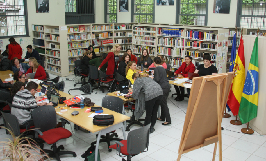Caminho de Santiago – é o caminho que os peregrinos faziam até a tumba do apóstolo Santiago, em Galícia, a 600 quilômetros de Madri, no norte da Espanha, durante a idade média. Hoje o caminho do padroeiro espanhol se tornou uma rota turística e cultura do país.