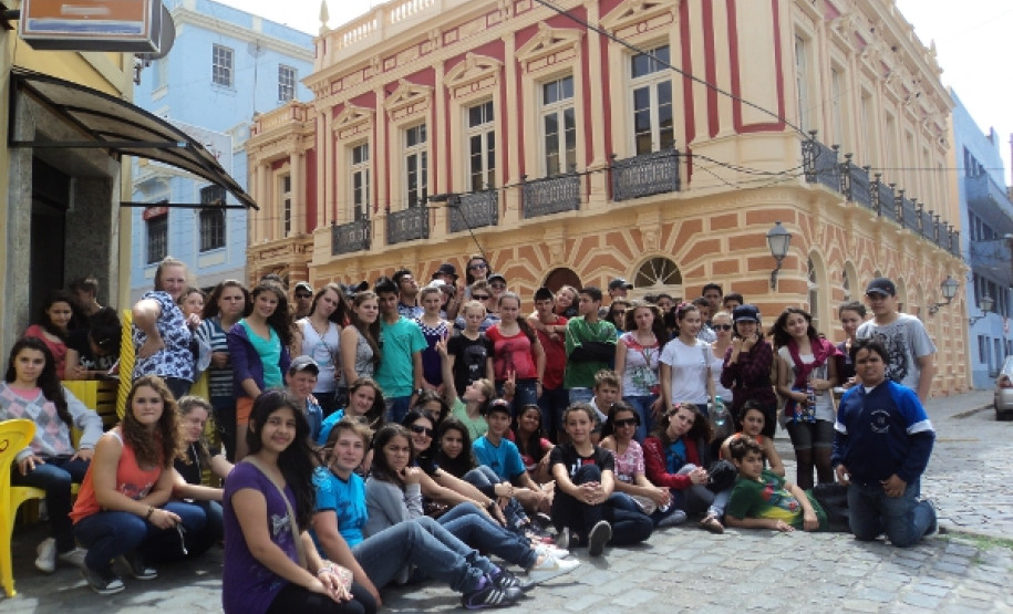 Alunos do colégio de Cruz Machado visitaram Paranaguá e conheceram os cartões postais da cidade, museus e centros históricos.