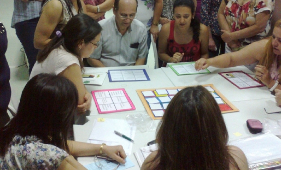 Professores atendidos pelo NRE de Apucarana participam de atividade para discutir metodologias na área de Língua Portuguesa.