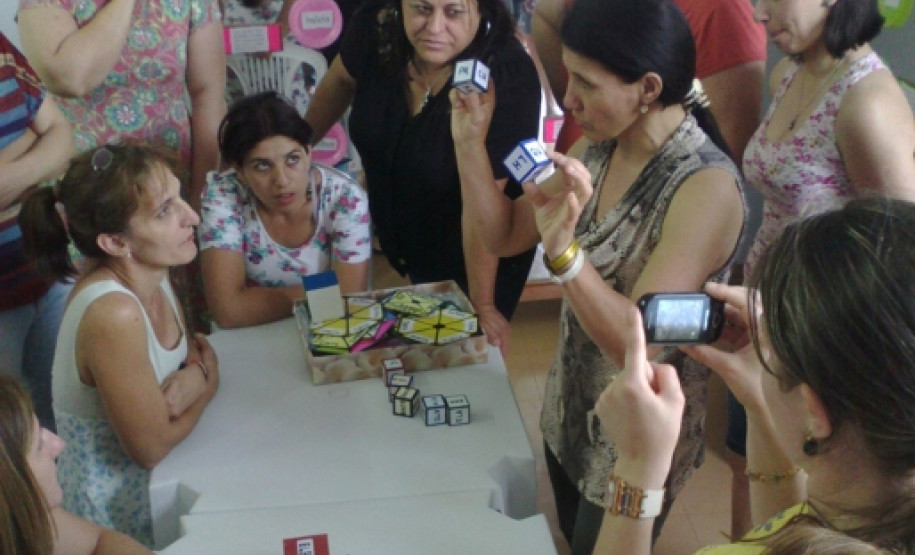 Professores atendidos pelo NRE de Apucarana participam de atividade para discutir metodologias na área de Língua Portuguesa.