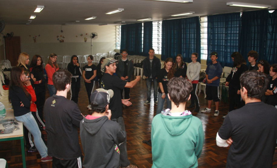 Os exercícios visam à divulgação da cultura brasileira e a discussão de temas ambientais como o ecossistema do cerrado e sustentabilidade.