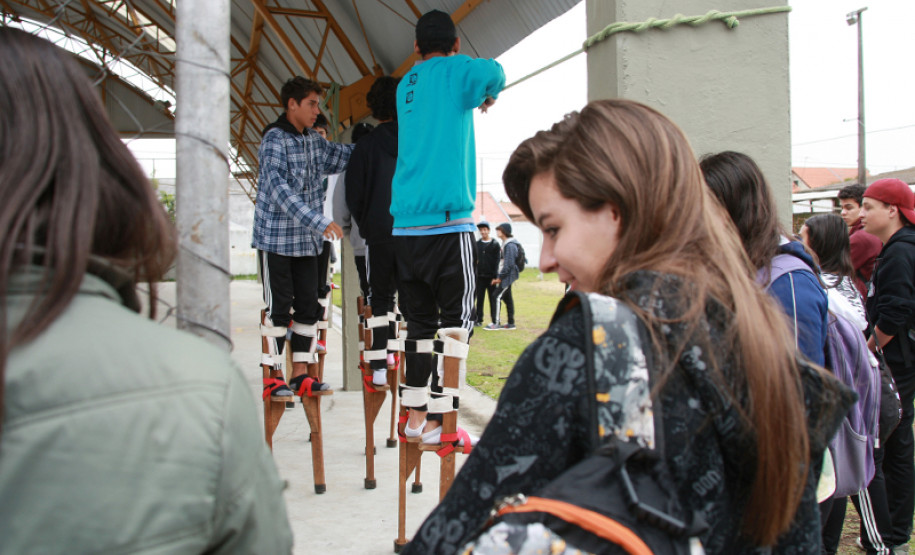 Pela primeira vez no sul do Brasil, a Caravana do Cerrado Circustentável é uma junção da Cia itinerante Tem Sim Sinhô e do Projeto Cultural Boca do Lixo de Goiás.