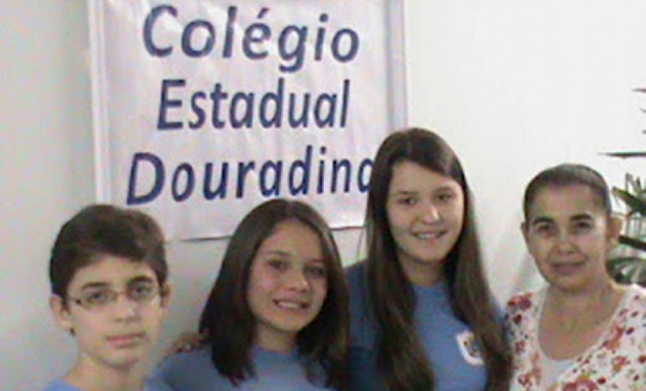 No Colégio Estadual Douradina, em Douradina, os alunos Dara dos Santos Delarme, 13 anos, Ana Laura Pedrozo, 13 anos, e Leonardo Caciano, 13 anos, realizaram pesquisas sobre o tema. Depois os alunos escreveram uma música para conscientizar o restante da escola sobre a importância de debater sobre a corrupção. “Nós estamos tentando conscientizar as pessoas através da música para que elas possam fazer algo para a nossa sociedade seja melhor”, disse Dara.