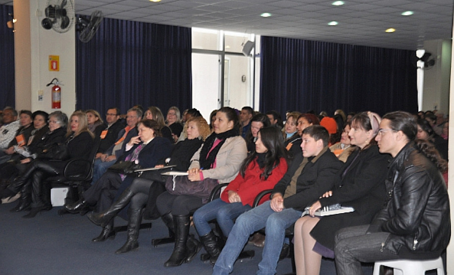 O respeito à cultura e ao povos ciganos que vivem do Estado do Paraná foi tema do 1º Encontro de Educação Escolar Cigana, promovido nesta quinta-feira.