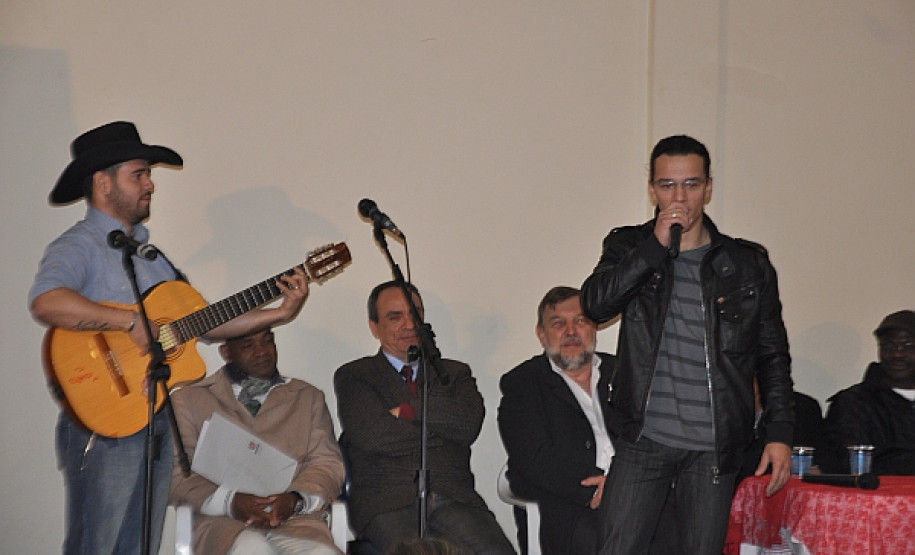 O respeito à cultura e ao povos ciganos que vivem do Estado do Paraná foi tema do 1º Encontro de Educação Escolar Cigana, promovido nesta quinta-feira.