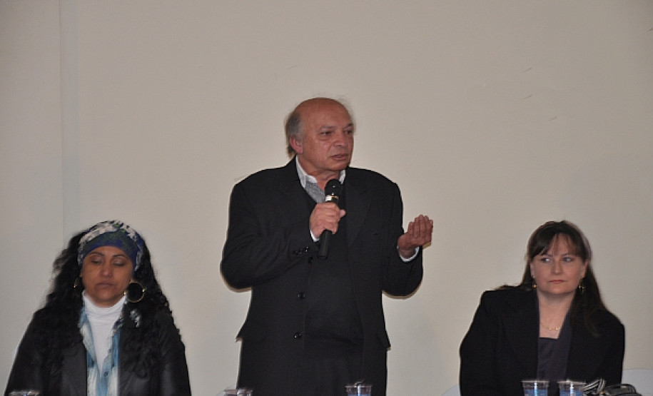 Cerca de 200 pessoas participam do evento. Uma delas é a professora da rede municipal de Maringá, Adelaide Polidoro Carnelós (esquerda). Circense de família cigana, para ela a discussão representa um avanço nas políticas públicas para o povo cigano. “Esse encontro é um progresso para que todos tenham seus direitos de cidadão garantidos”, afirmou.