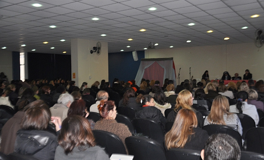 O respeito à cultura e ao povos ciganos que vivem do Estado do Paraná foi tema do 1º Encontro de Educação Escolar Cigana, promovido nesta quinta-feira.