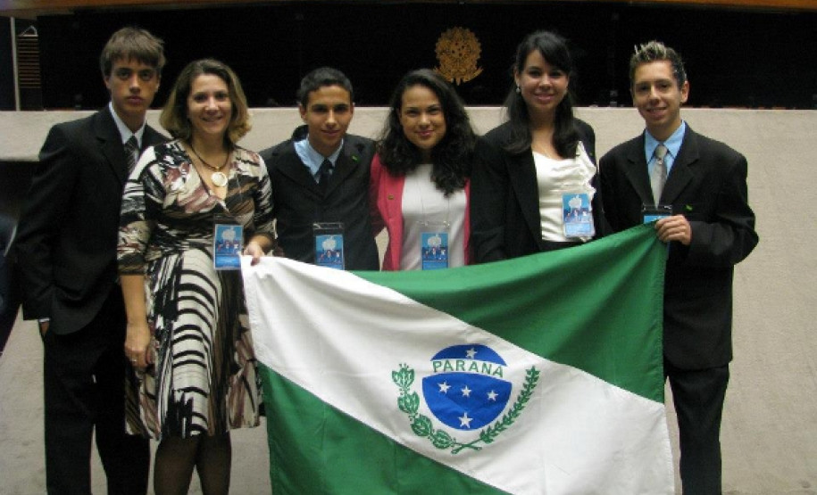Da esquerda para a direita: Matheus Hismayller Damiani (CE Professor Floriano Peixoto), Monalisa Serpe (SEED), Geovane Couto da Silveira (CE João Ribeiro de Camargo), Isabela Cristine de Araujo (CE Albino Feijó Sanches), Ana Beatriz Rieke (CE Albino Feijó Sanches) e Fernando Moraes Muller (CE Eron Domingues).
