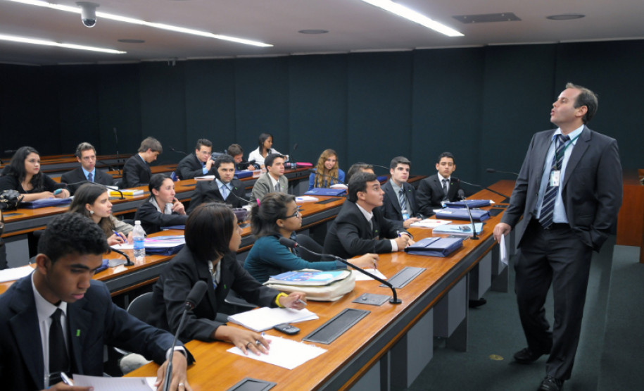 Oficina Refletindo Sobre a Papel do Deputado. Guilherme Curi (palestrante)