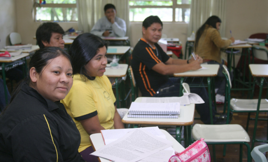 Indígenas de 16 aldeias do Paraná concluem nos próximos meses o curso de formação de docentes no Centro Estadual de Educação Profissional Newton Freire Maia, em Pinhais. Esta é a quarta turma a obter a certificação para exercer o magistério, atendendo à diversidade cultural e linguística das comunidades indígenas.