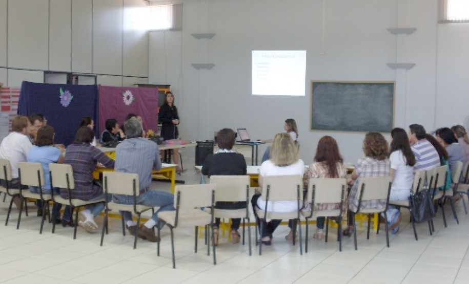 O Núcleo Regional de Educação (NRE) de Assis Chateaubriand reuniu na semana passada diretores e pedagogos de 14 escolas que aplicarão a Prova Brasil