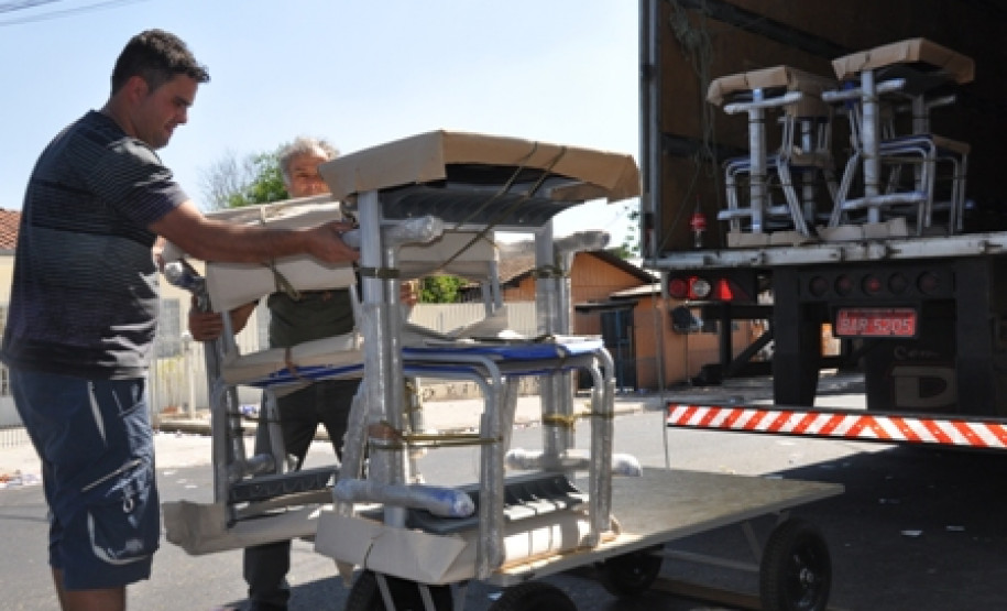 Mais de 700 escolas estaduais serão beneficiadas com investimentos de R$ 19,4 milhões em todo estado com entrega dos novos mobiliário escolar. Além dos alunos, professores também receberão cadeiras e mesas novas.